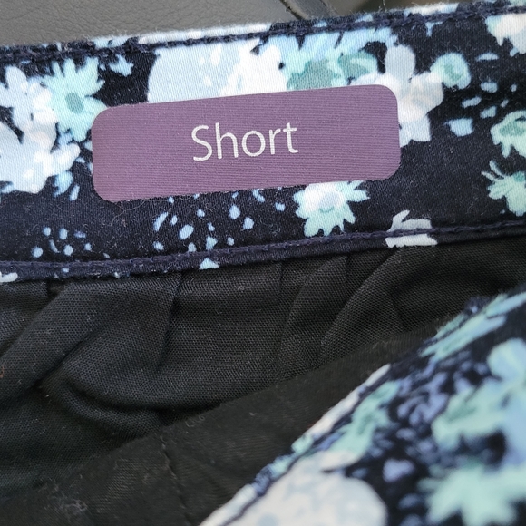 Gloria Vanderbilt Floral Shorts Size 6 - Picture 3 of 7